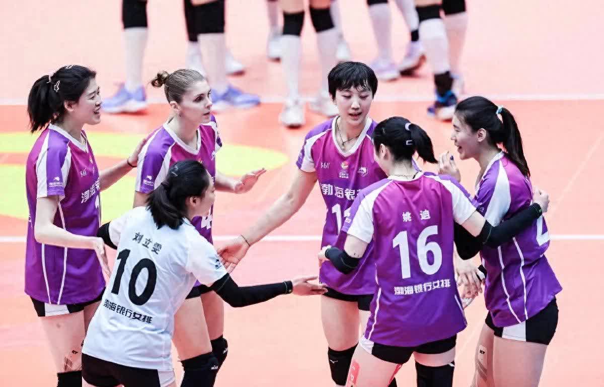 体育精彩瞬间：女子足球巨星集结竞技舞台