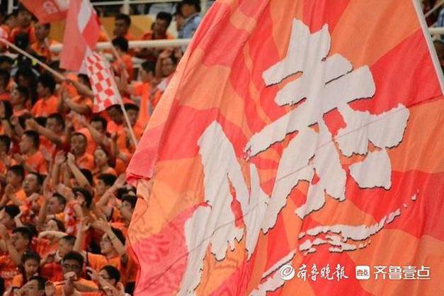 球迷们为一场精彩的对决欢呼不已